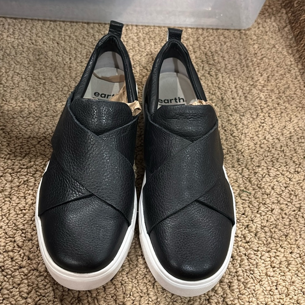 Earth Brand  black slip on loafers size 8